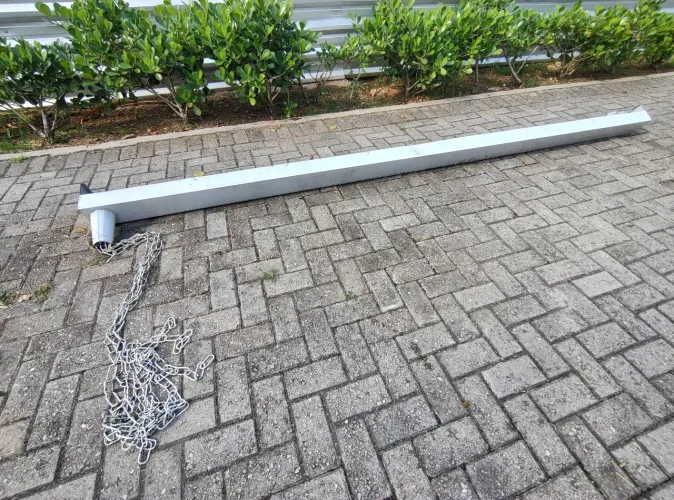 Calha de chuva branca com bocal e corrente