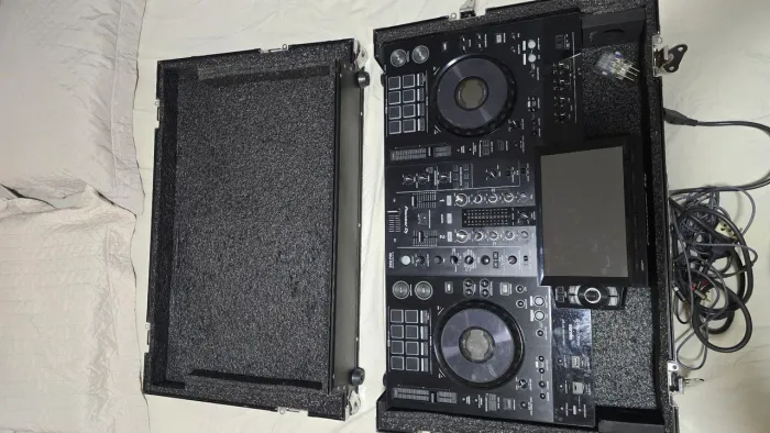 Pioneer DJ XDJ-RX3 com case nova sem detalhes