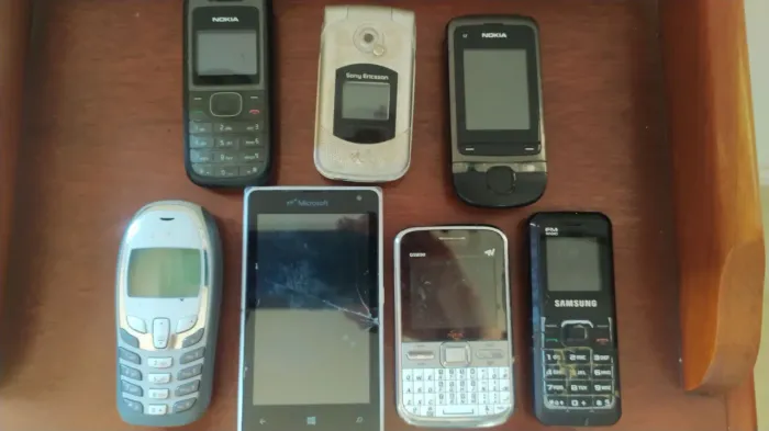 Aparelho celular antigo no estado para colecionador