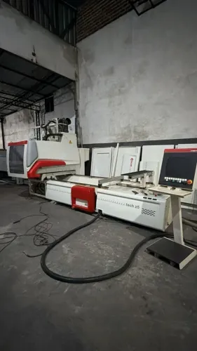 Centro de usinagem SCM Tech Z5 com quinto eixo Marca SCM Modelo Tech Z5 