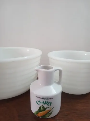 Tigelas decorativas Opalina mas a garrafinha em porcelana.