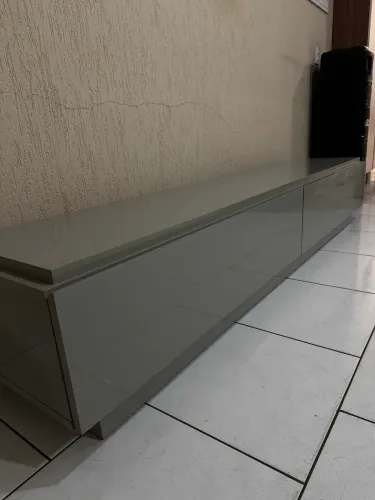 Rack de alto padrão planejado todo em MDF cinza brilhante super moderno 