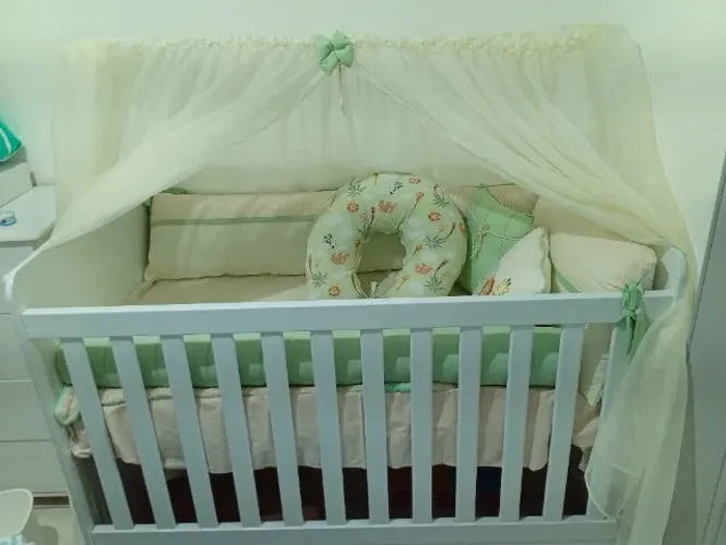Berço de bebê já com colchão, com kit berço, almofada de amamentação, trocador e ninho