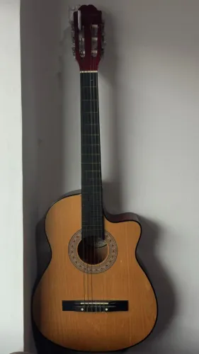 Violão de nylon com cutaway - ótimo para iniciantes