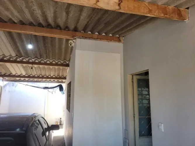 Aluga-se casa 2 quartos, 1 sala, 1 cozinha, 1 banheiro, 1 lavanderia, 1 garagem 3 carros.