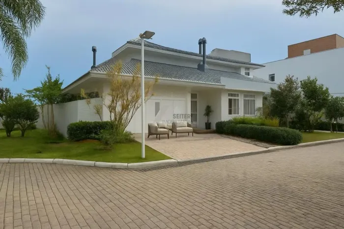 Casa a venda em condominio 4 quartos com 3 suites e 248 metros privativos