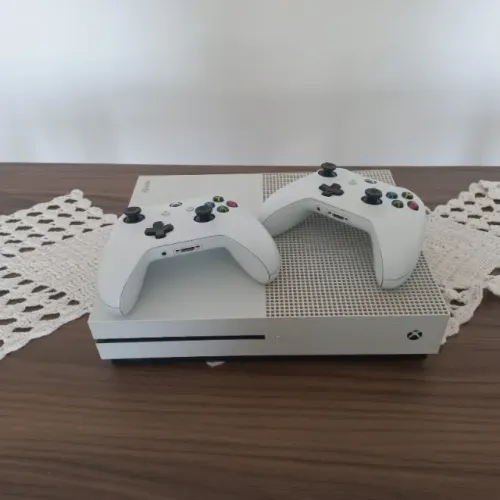 Xbox One com 2 controles