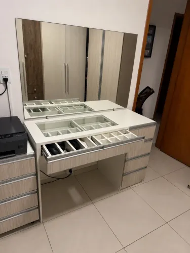 Penteadeira com 122cm x 47cm x 80cm e espelho de parede de 120cm x 80cm