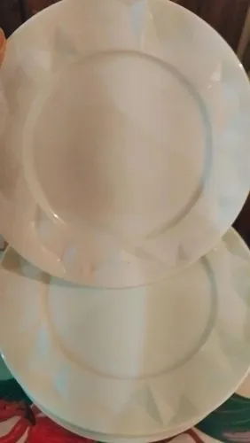 8 Pratos de porcelana