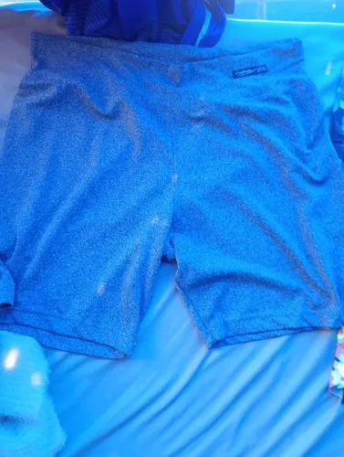 Vende se roupa de academia
