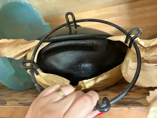 Panela de Barro Preta com Tampa e Suporte de Ferro - Excelente Estado