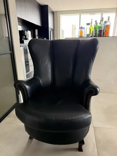 2 Poltronas de Couro Legítimo Preto com Tachas - Estilo Clássico