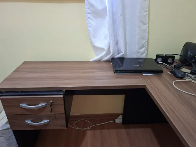 Vendo linda mesa em L multiuso 