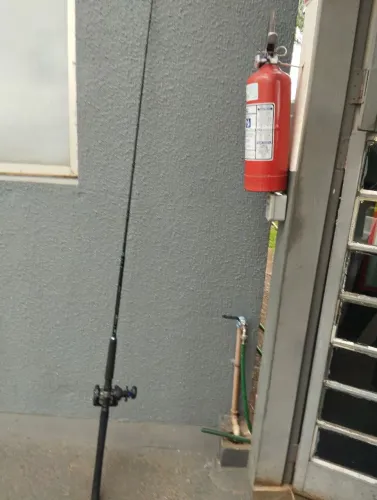 Vara de pescar e carretilha