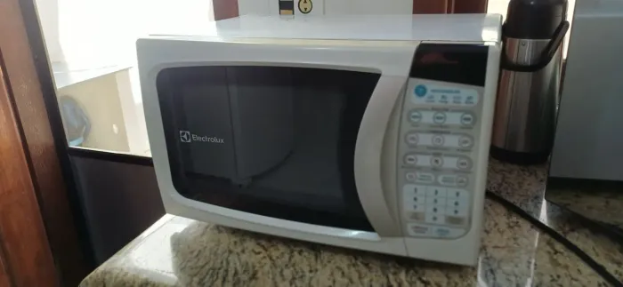 Microondas Electrolux Branco 20L funcionando e em excelente estado de conservação! 