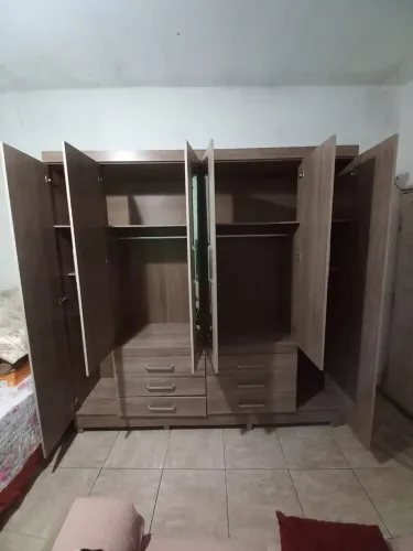 Guarda roupa de casal bem dividido 