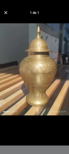 Vintage urna de latão indiano com tampa e gravação em relevo