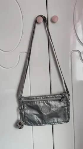 bolsa kipling prateada tiracolo