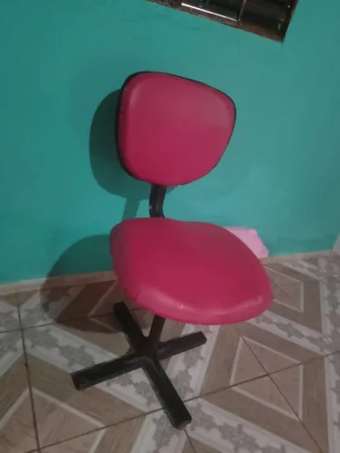 Vendo uma cadeira e pote remédio e e uma cola de cílios