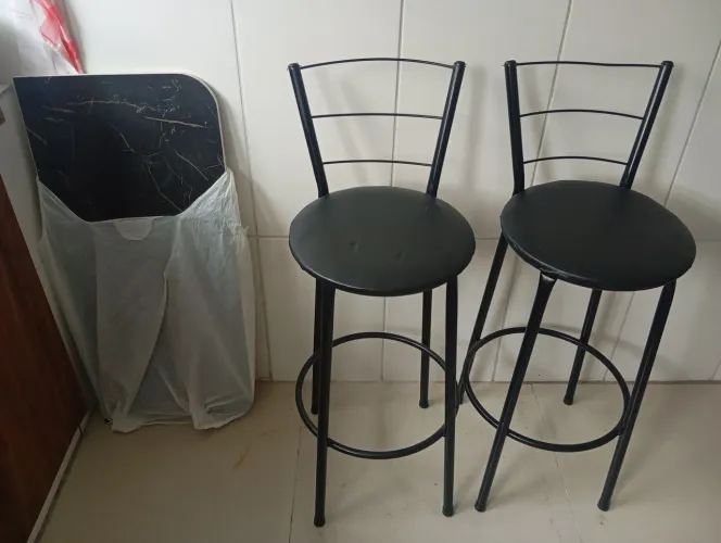 Kit duas banquetas + mesa dobrável 