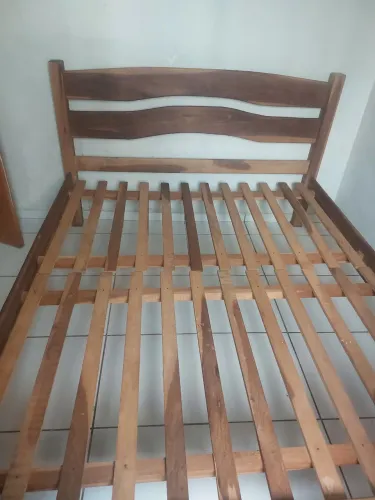 Vendo cama madeira macissa king. 160 largura tamanho 190.motivo estou indo embora.