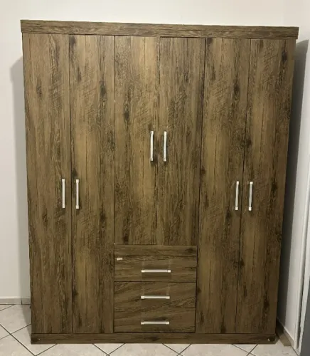 Guarda-roupa amadeirado 6 portas e 3 gavetas
