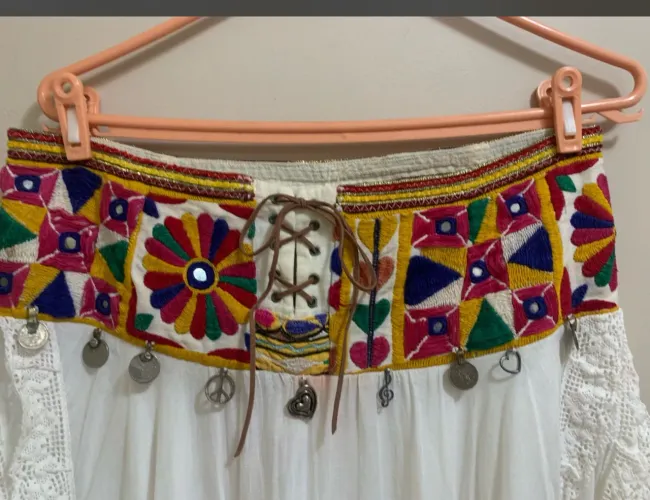 saia longa estilo boho indiano da Ichian Ibiza tam g frente regulável.