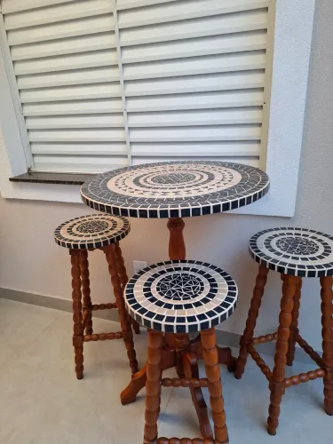Bistrô com 3 bancos ,madeira maciça e com mosaico !
