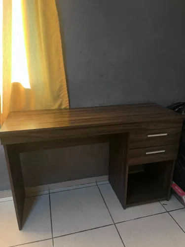 Mesa de escritório em excelente estado de conservação, ideal para home office, estudos ou 