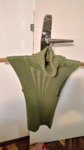 Blusa e casaco de linha verde