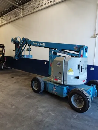 Locação de plataforma elevatória articulada genie Z-34 15 mts