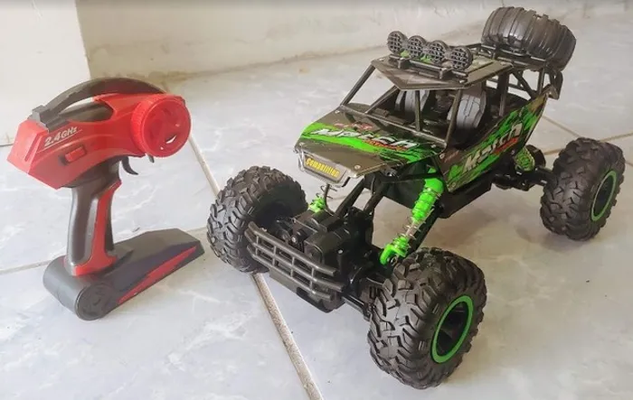 Carrinho de Controle Remoto - Carro 4x4 e C/Bateria Recarregável - Lindo Brinquedo