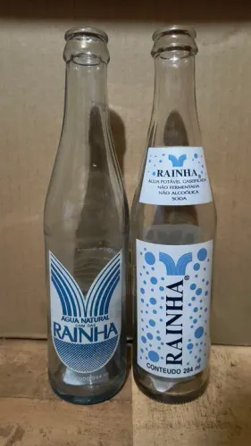 Garrafas de água Rainha antigas
