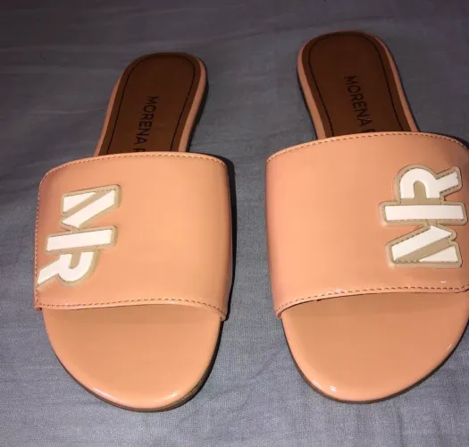 Sandália rasteira envernizada com tag nude e branca tamanho 35