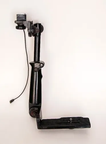 Suporte (braço) para flash externo de câmeras fotográficas.