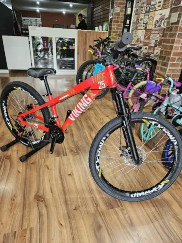 Bike Aro 26 VikingX Tuff 25/30 Freios Disco Marchas 10 Vezes Sem Juros