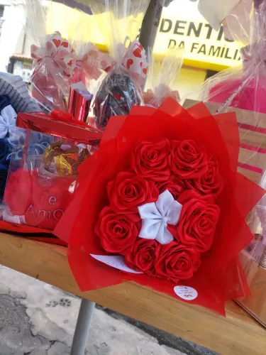 Buquê de Rosas Eternas - Presentei com Amor!