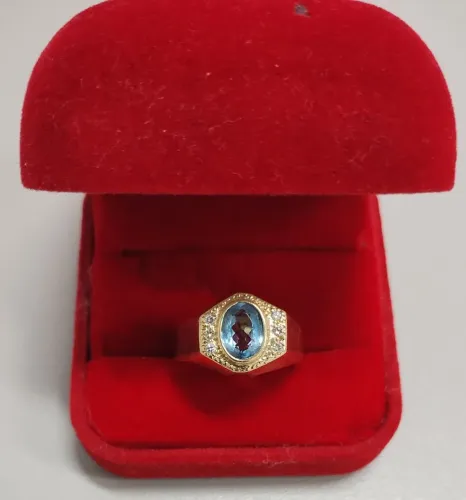 Anel de ouro 18k com topázio azul e 6 diamantes
