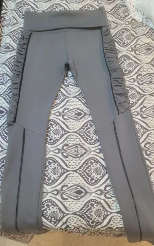 Calça Legging Cinza com Detalhes