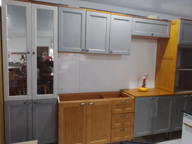 de Cozinha modulada em madeira de pinos