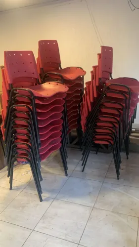 Vendo lote de 15 Cadeiras de Plástico seminovas