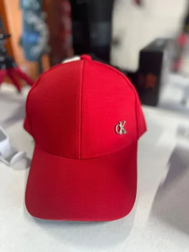 Boné com abas liso ou de marca