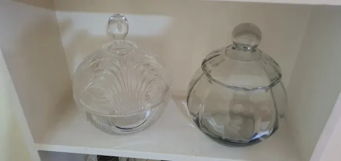 Objetos de decoração de cristal.