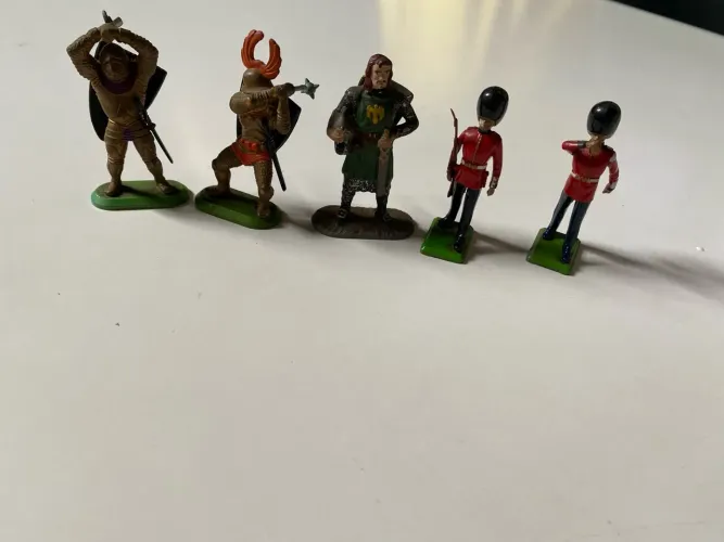 05 miniaturas de chumbo (soldados)