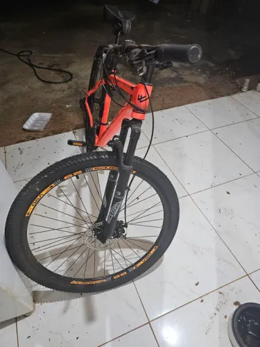 Bicicleta Colli Aro 29 com 21 marchas MTB quadro de alumínio tam 17