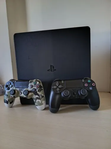 PlayStation 4 (PS4) Slim + 2 Controles