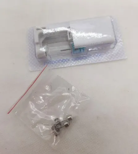Máquina Perfurador De Orelha + Par De Brincos Descartável Prata Pedra Transparente 
