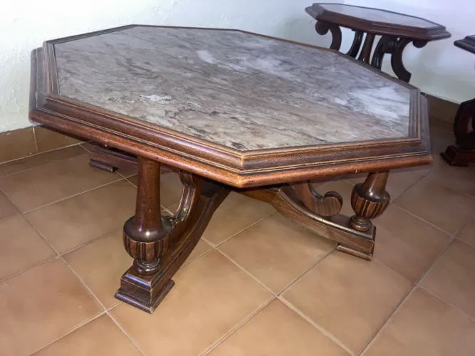 Vendo lindo Conjunto Mesa de Centro em Mármore com Base em Madeira e 02 Laterais