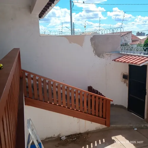 Guarda-Corpos e Corrimão de Escada - Madeira Nobre e Acabamento de Qualidade
