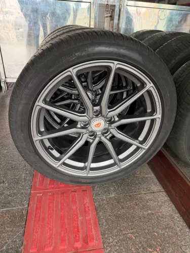 Jogo de rodas Vossen aro 20 com pneus novos 